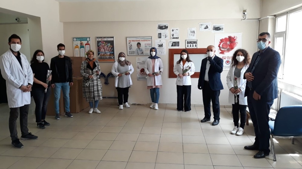 Başkan Ensari’den hemşirelere gül 