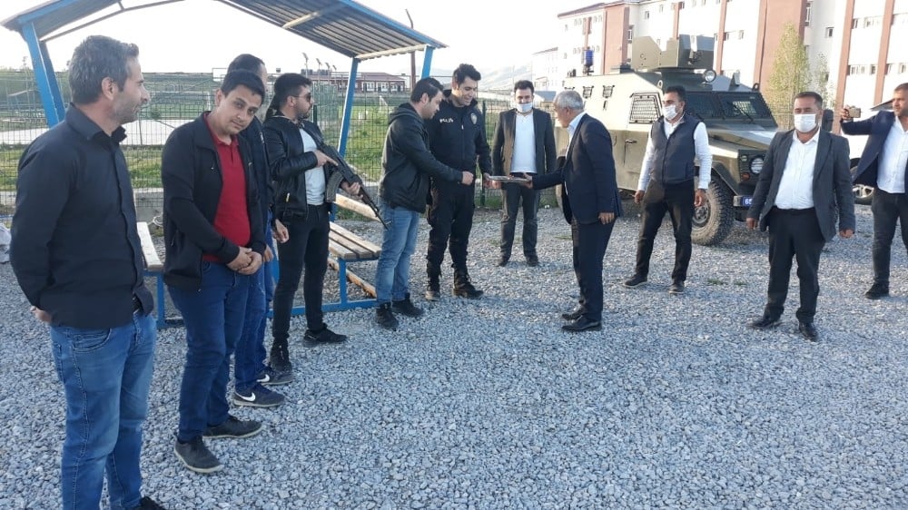 Başkan Ensari’den yolculara maske ve şeker 