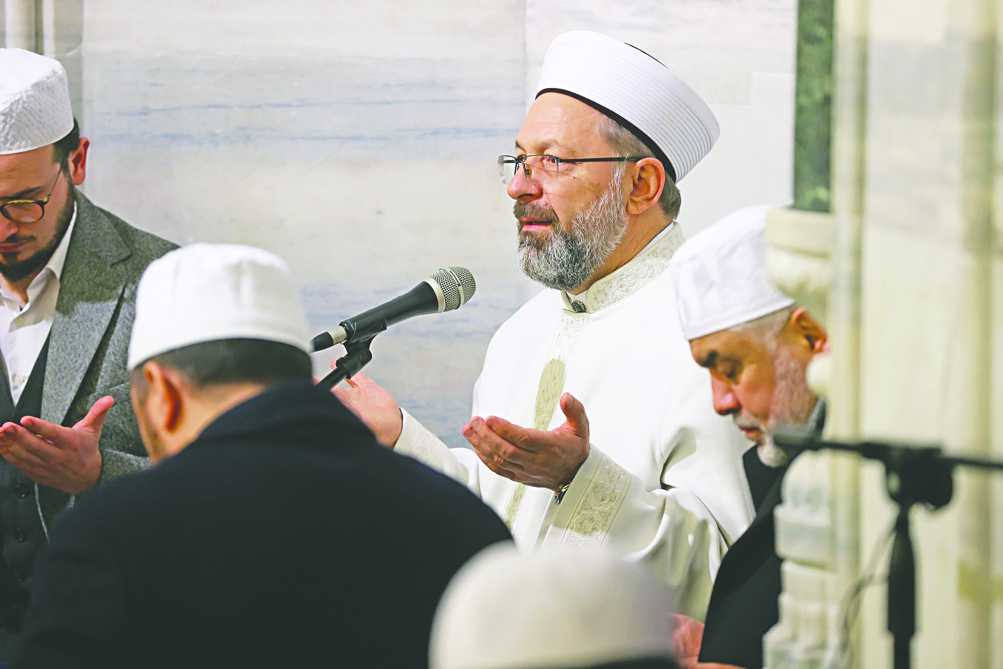 Başkan Erbaş imam hatipli gençlerle sabah namazında