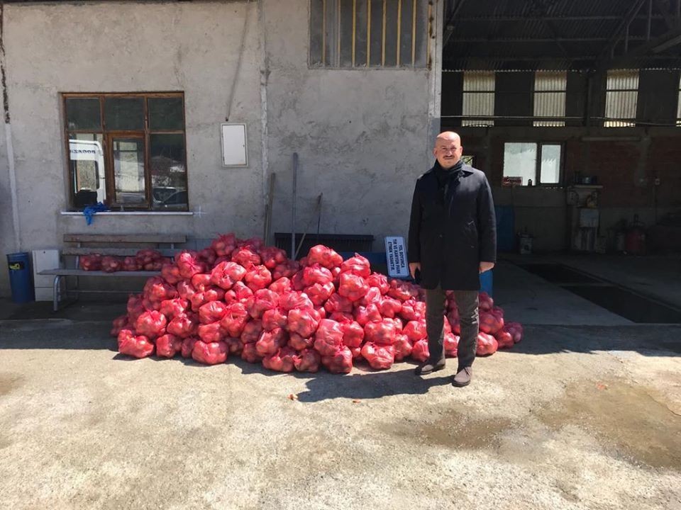 Başkan Ercan kapı kapı gezerek belde halkına patates soğan dağıttı 