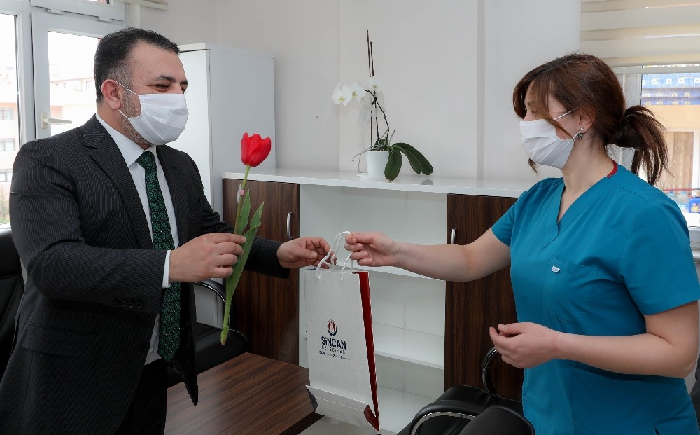 Başkan Ercan sağlıkçı, eczacı ve emniyet personeline lale hediye etti 