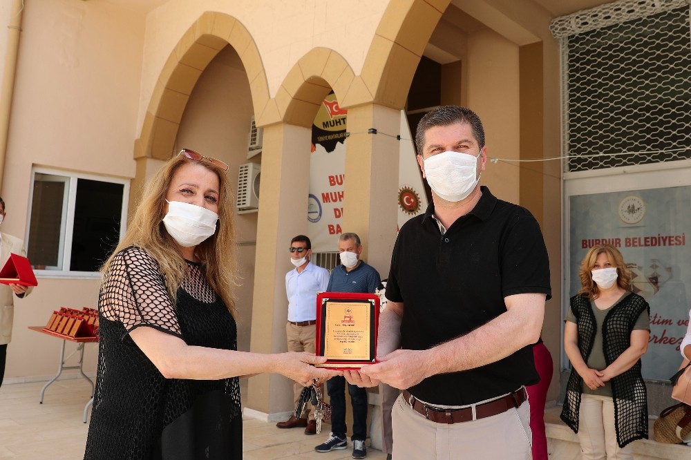 Başkan Ercengiz, 240 bin maske üreten gönüllüleri plaketle ödüllendirdi. 