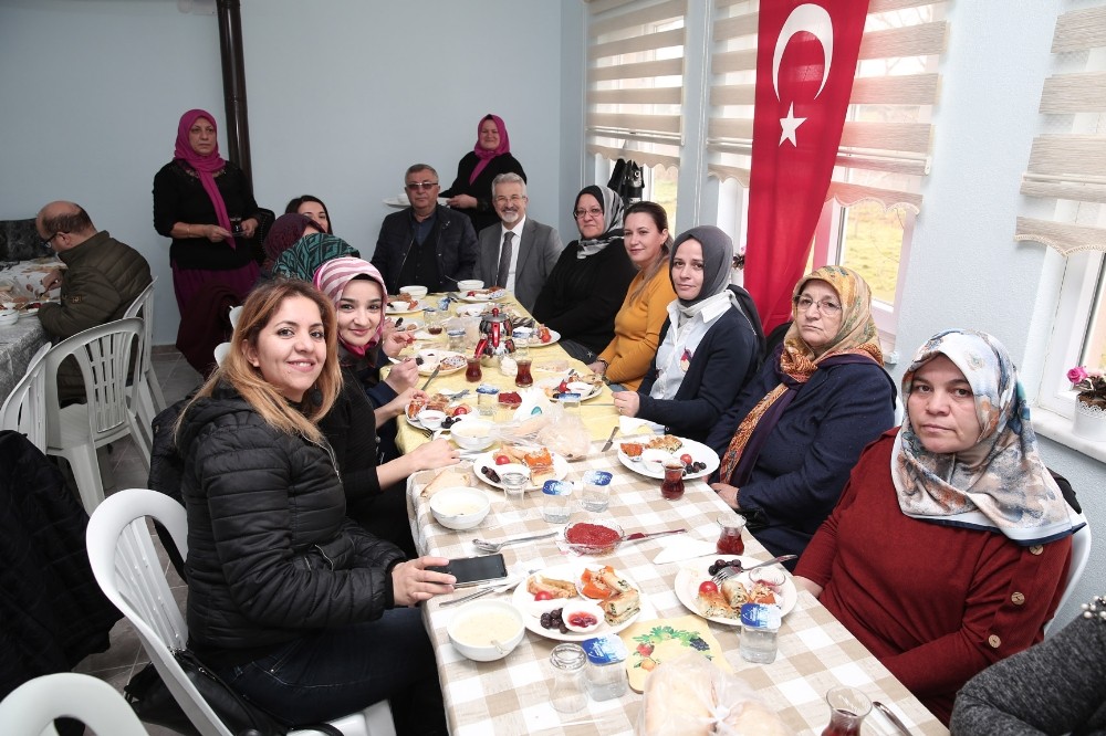 Başkan Erdem kadınların dayanışmasına ortak oldu 
