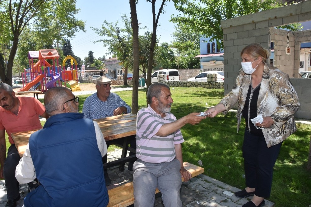 Başkan Erdem maske dağıttı 