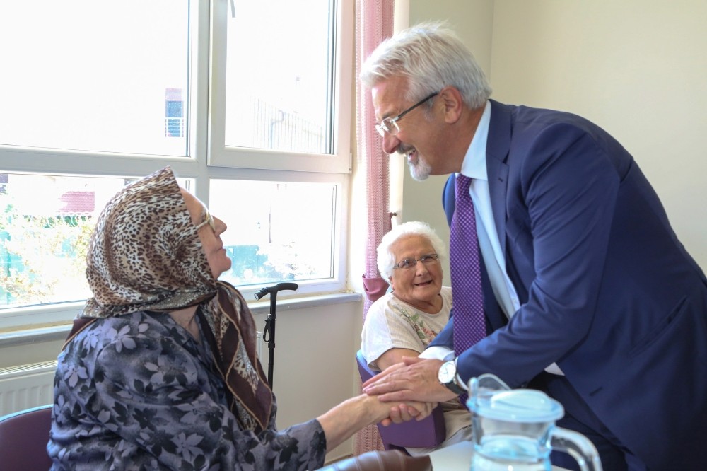 Başkan Erdem önce huzurevi sakinleriyle bayramlaştı 