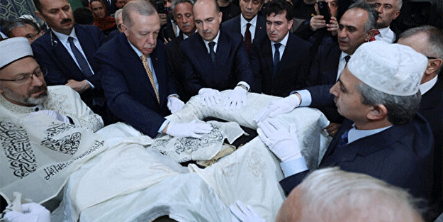 Başkan Erdoğan açtı Hırka-i Saadet Dairesi'nde o anlar böyle görüntülendi