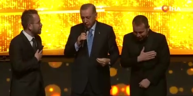 Başkan Erdoğan Akkor kardeşleri sahnede barıştırdı
