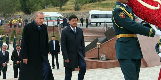 Başkan Erdoğan, Ata Beyit Anıtı’nı ziyaret etti