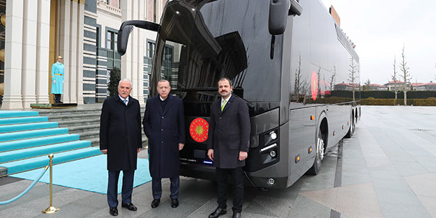 Erdoğan, hediye edilen otobüsü inceledi