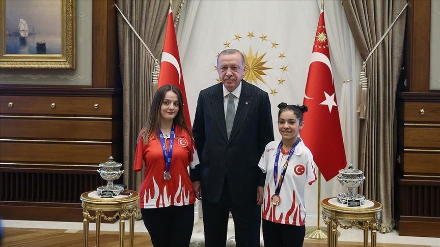 Başkan Erdoğan paralimpik yüzücüleri kabul etti