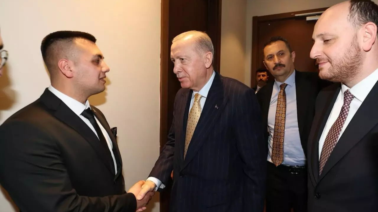 Başkan Erdoğan, Recep Tayyip Erdoğan’a AK Parti rozeti taktı
