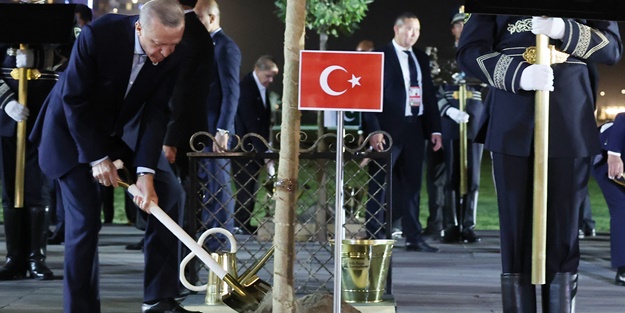 Başkan Erdoğan Semerkant'ta ağaç dikti