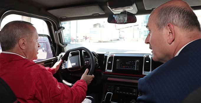 Başkan Erdoğan TEKNOFEST'te BMC araçlarını inceledi, TİHA'ya imzasını attı