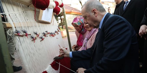 Başkan Erdoğan, Türk bayraklı halıya ilmek attı! 