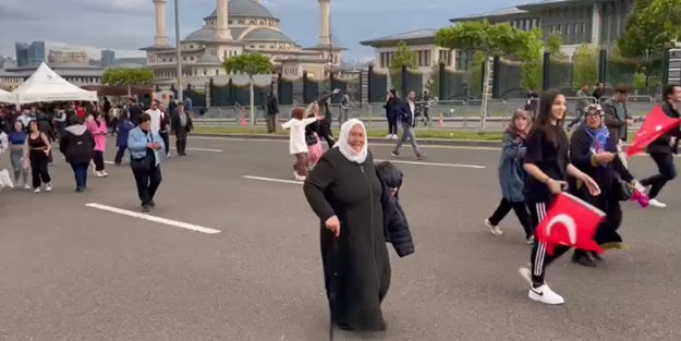 Başkan Erdoğan’ı bekliyorlar! Külliyeye koşan teyzenin heyecanı