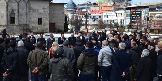 Babacan Erzurum’da 20 kişilik "kalabalık" bir gruba seslendi!