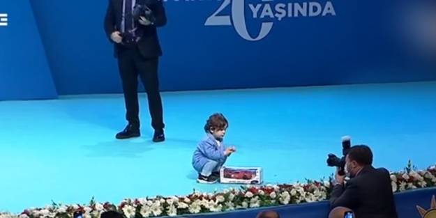 Başkan Erdoğan'ın canlı yayınında renkli anlar... Bir anda sahneye çıktı