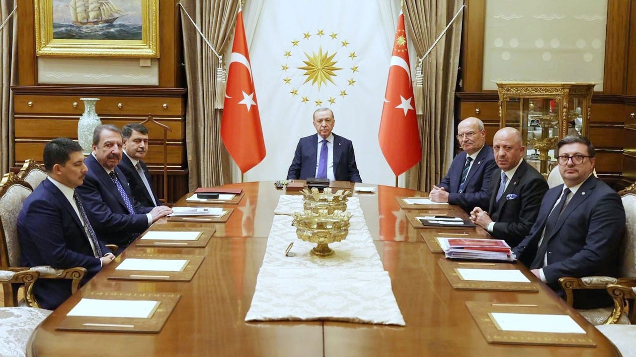 Başkan Erdoğan’ın kabul ettiği heyetten sürpriz isimler! Külliye'de 'Ankara' zirvesi