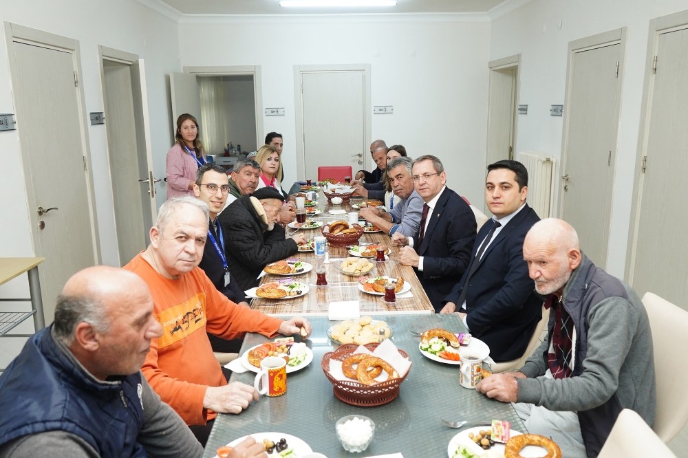 Başkan Ergin Yaşlı Bakım Evi sakinleriyle kahvaltı yaptı 