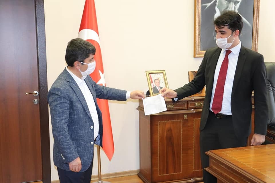Başkan Ergü, Nisan ayı maaşını Tufanbeyli Kaymakamlığına bağışladı 