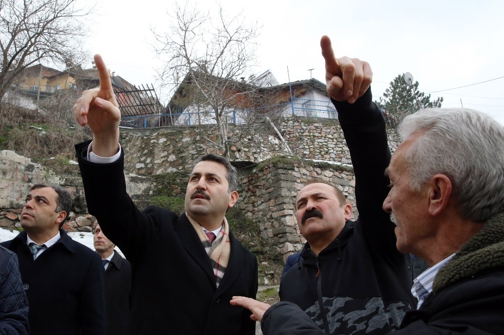 Başkan Eroğlu mahalle sakinleriyle sahaya indi 