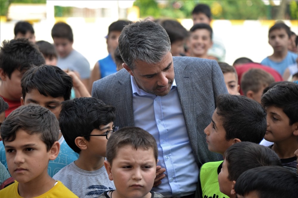 Başkan Ertuğrul Çetin, binlerce çocuğa spor malzemesi hediye etti 