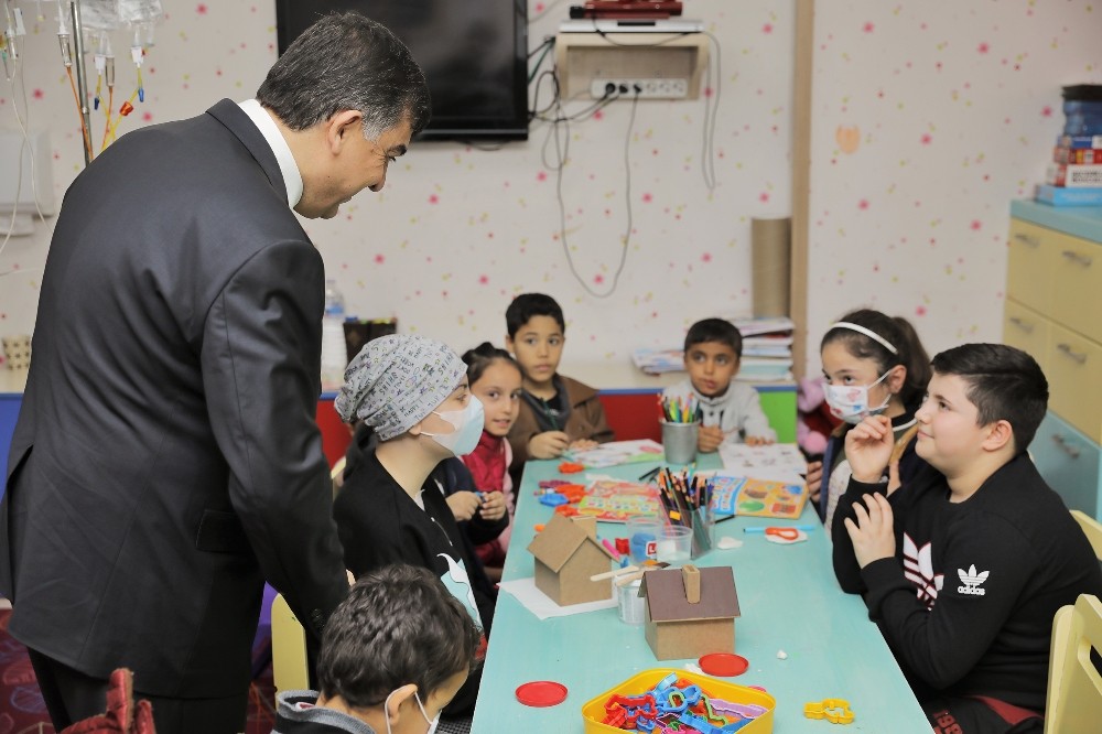 Başkan Fadıloğlu’ndan hastalara moral ziyareti 