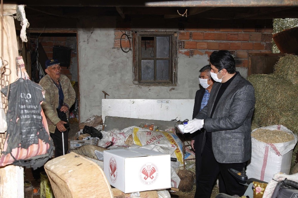 Başkan Genç yardım kolisi, dezenfektan ve maske dağıttı 