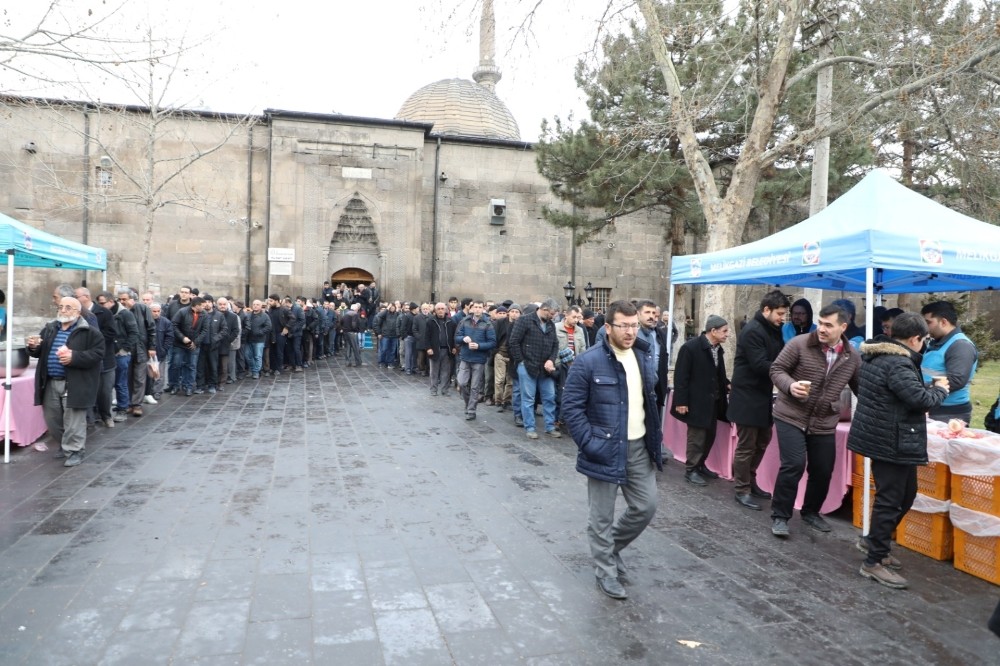 Başkan, gençlerle şehitler için sabah namazında buluştu 