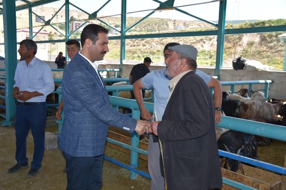 Başkan Geylani, bayram öncesi mezbahana ve hayvan pazarını ziyaret etti 