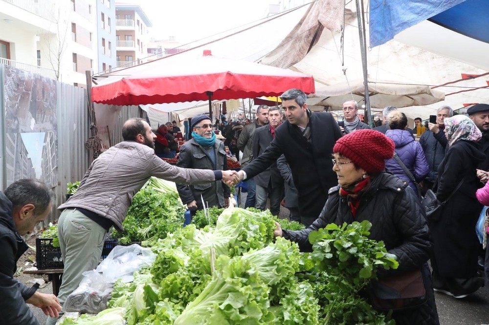 Başkan Gökhan Yüksel, Orhantepe semt pazarını ziyaret etti 