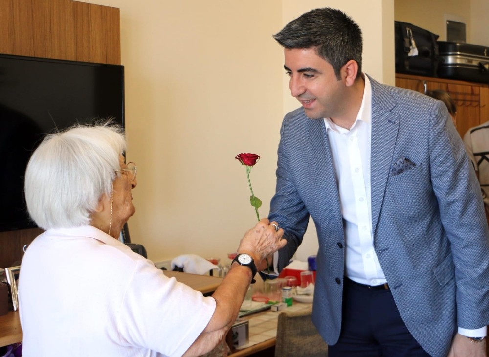 Başkan Gökhan Yüksel ve kreş öğrencileri huzurevi sakinleri ile bayramlaştı 