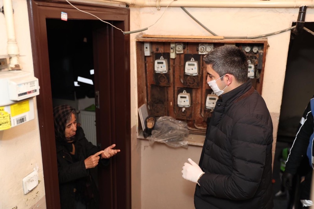 Başkan Gökhan Yüksel’den yaşlı vatandaşlara kapıda ziyaret 