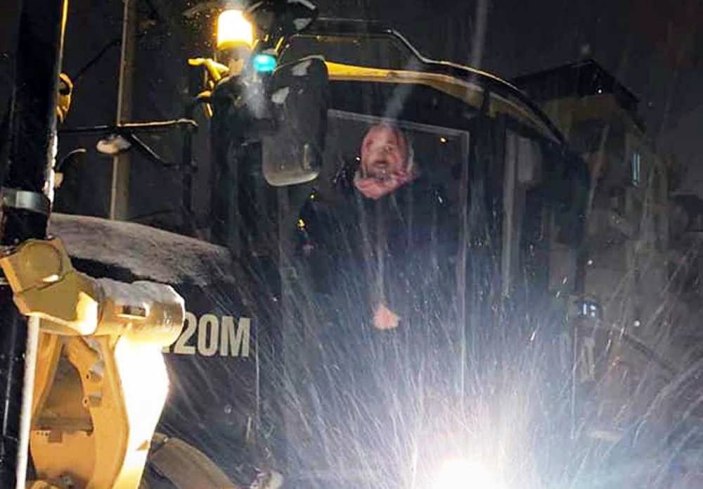 Başkan greyder başına geçti, yollarda kar küredi 