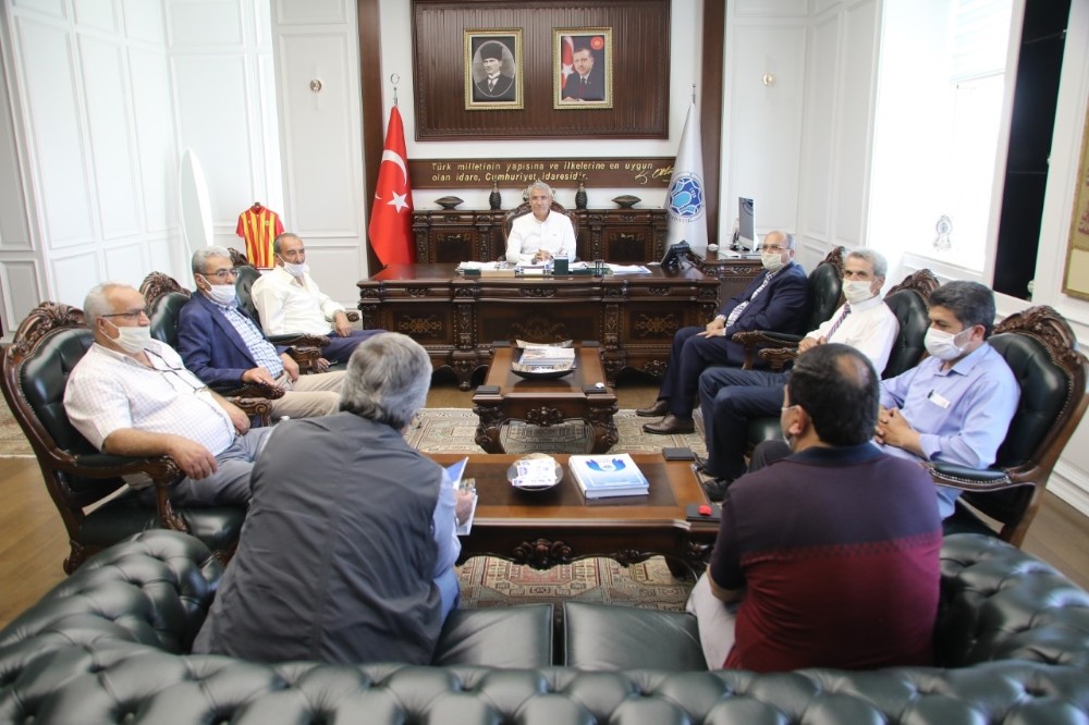 Başkan Güder, yatırımları muhtarlara anlattı 