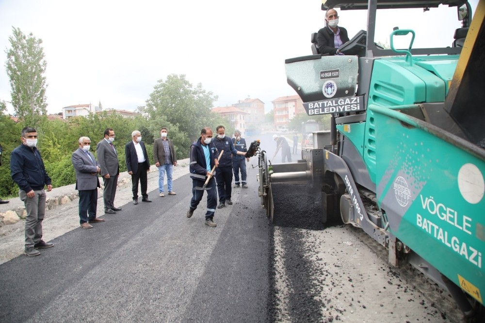 Başkan Güder, asfalt çalışmasını yerinde inceledi 