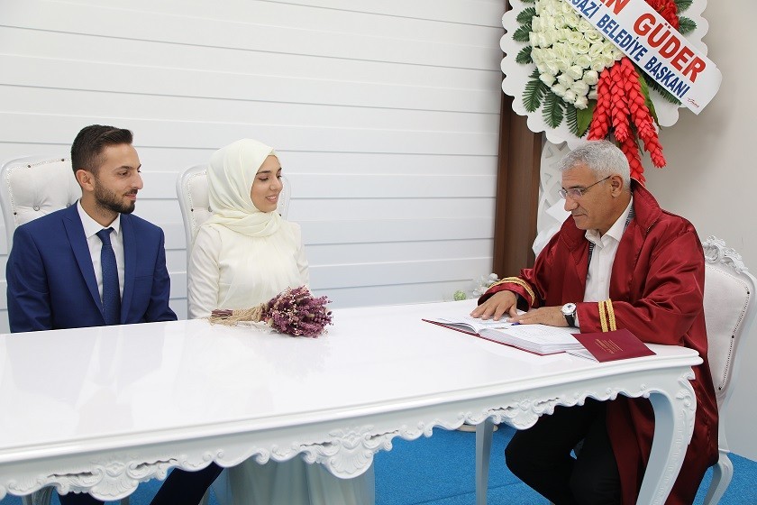 Başkan Güder, çiftlerin özel günlerine ortak oldu 