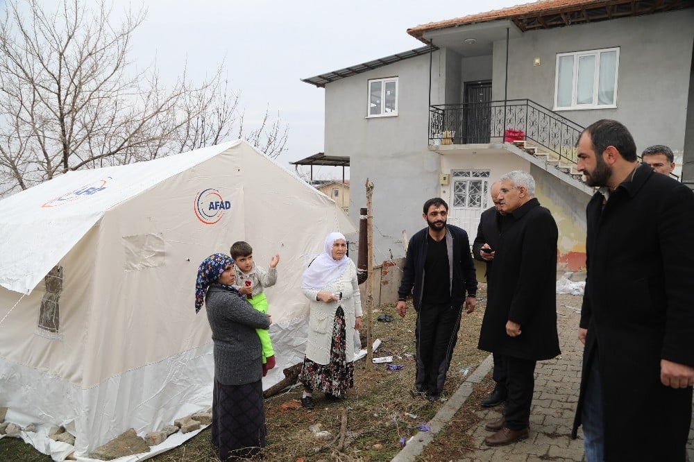 Başkan Güder, depremzedeleri yalnız bırakmadı 
