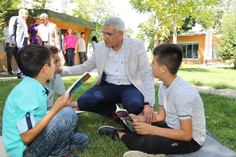 Başkan Güder, ‘Dünya Kitap Okumayı Sevenler Günü’ etkinliğinde gençlerle buluştu 