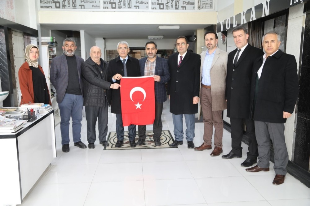 Başkan Güder, esnaflara Türk Bayrağı dağıttı 