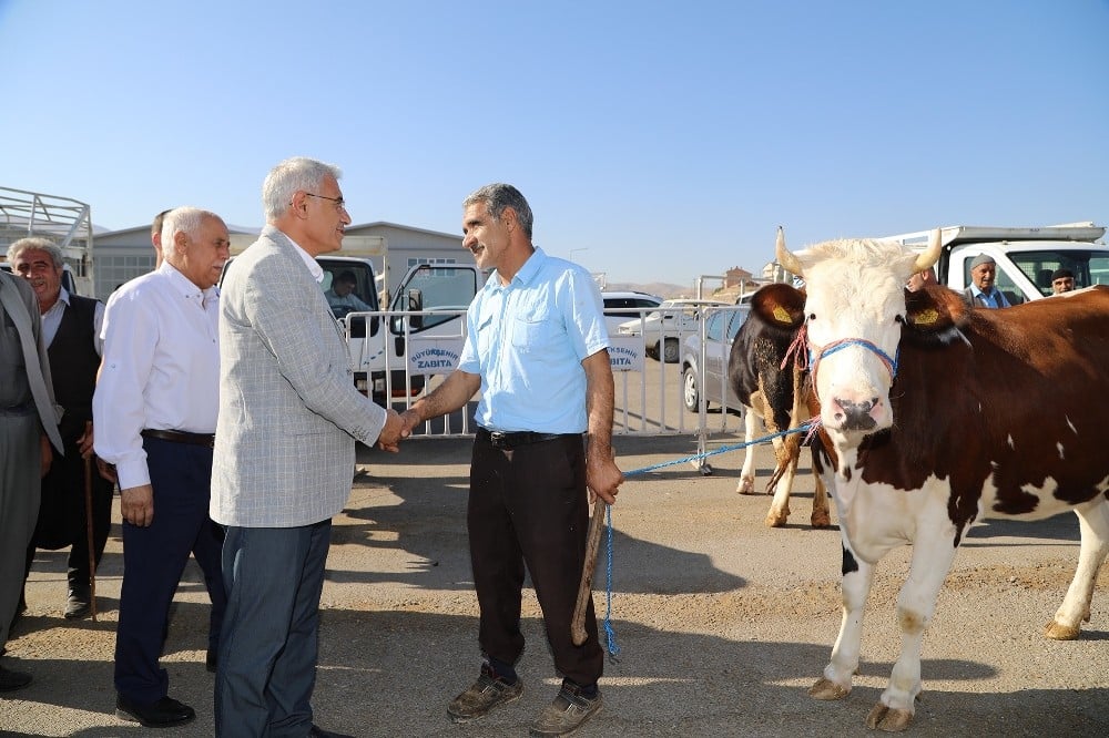 Başkan Güder hayvan pazarını ziyaret etti 