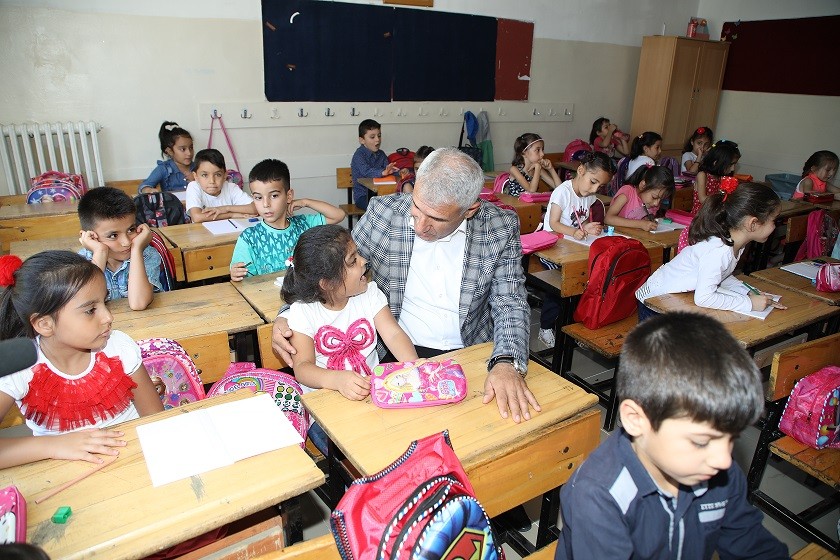 Başkan Güder, öğrencileri ilk eğitim gününde yalnız bırakmadı 