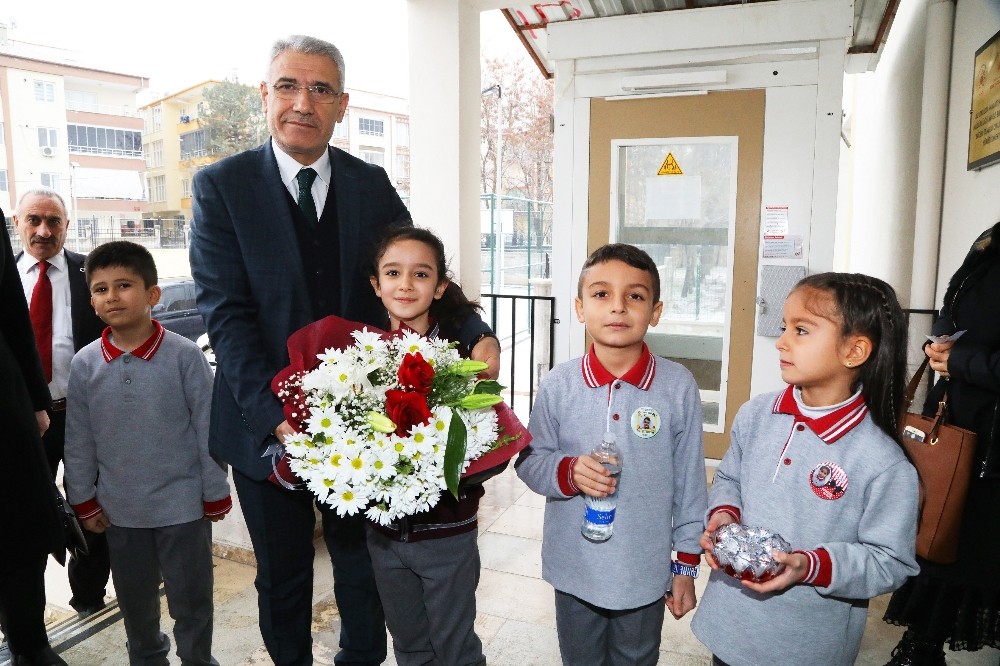 Başkan Güder, öğrencilerin karne heyecanına ortak oldu 