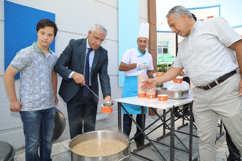 Başkan Güder, özel çocuklara aşure ikramında bulundu 