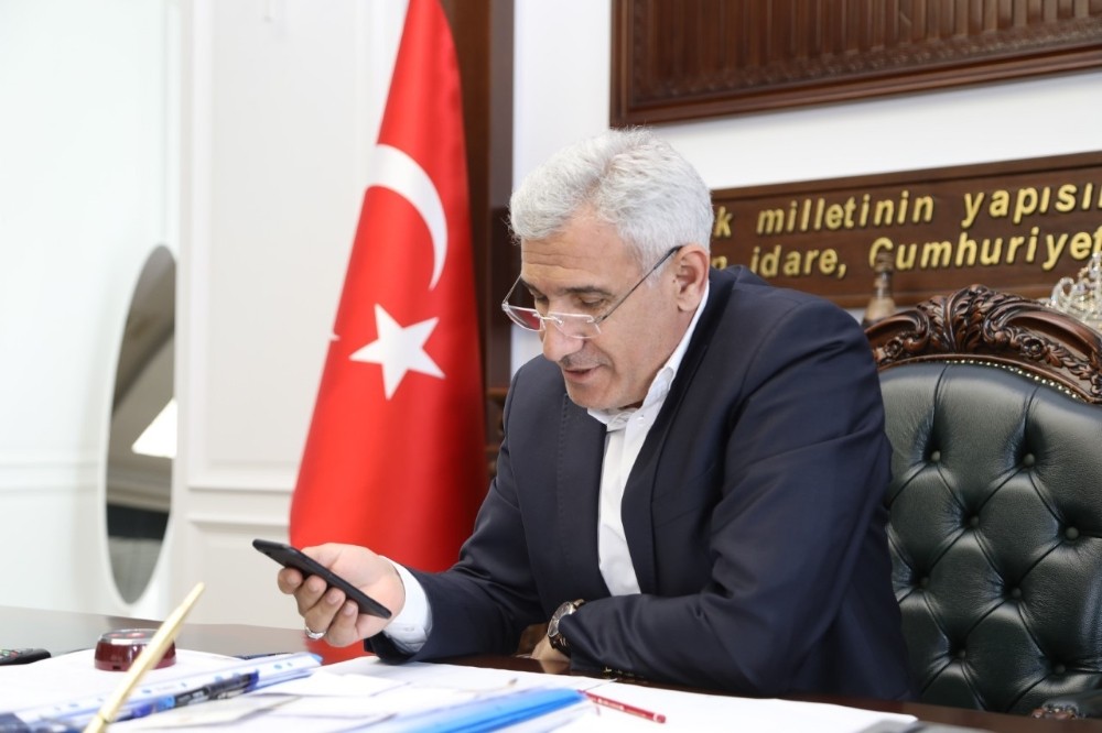 Başkan Güder yaşlıların gönlünü alıyor 
