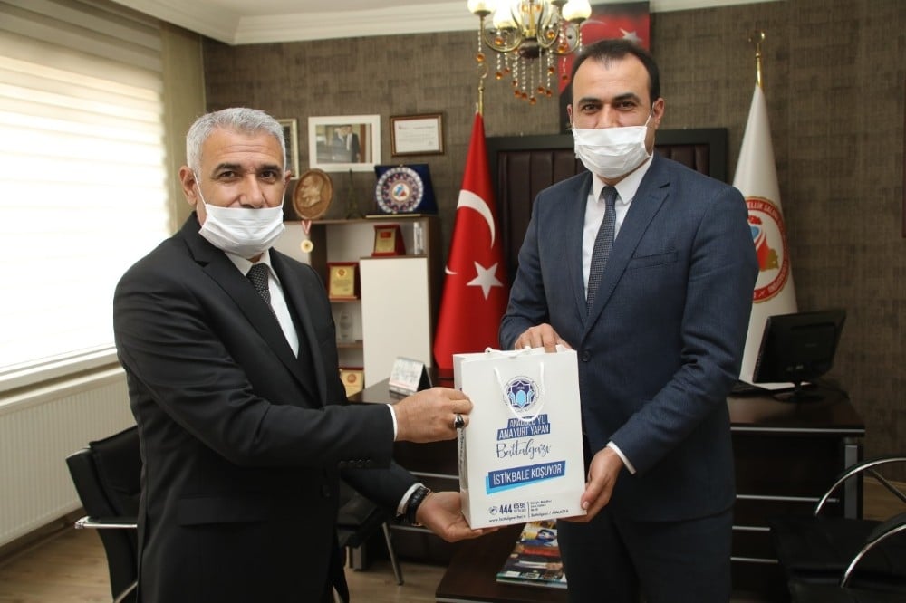 Başkan Güder’den berberlere maske desteği 