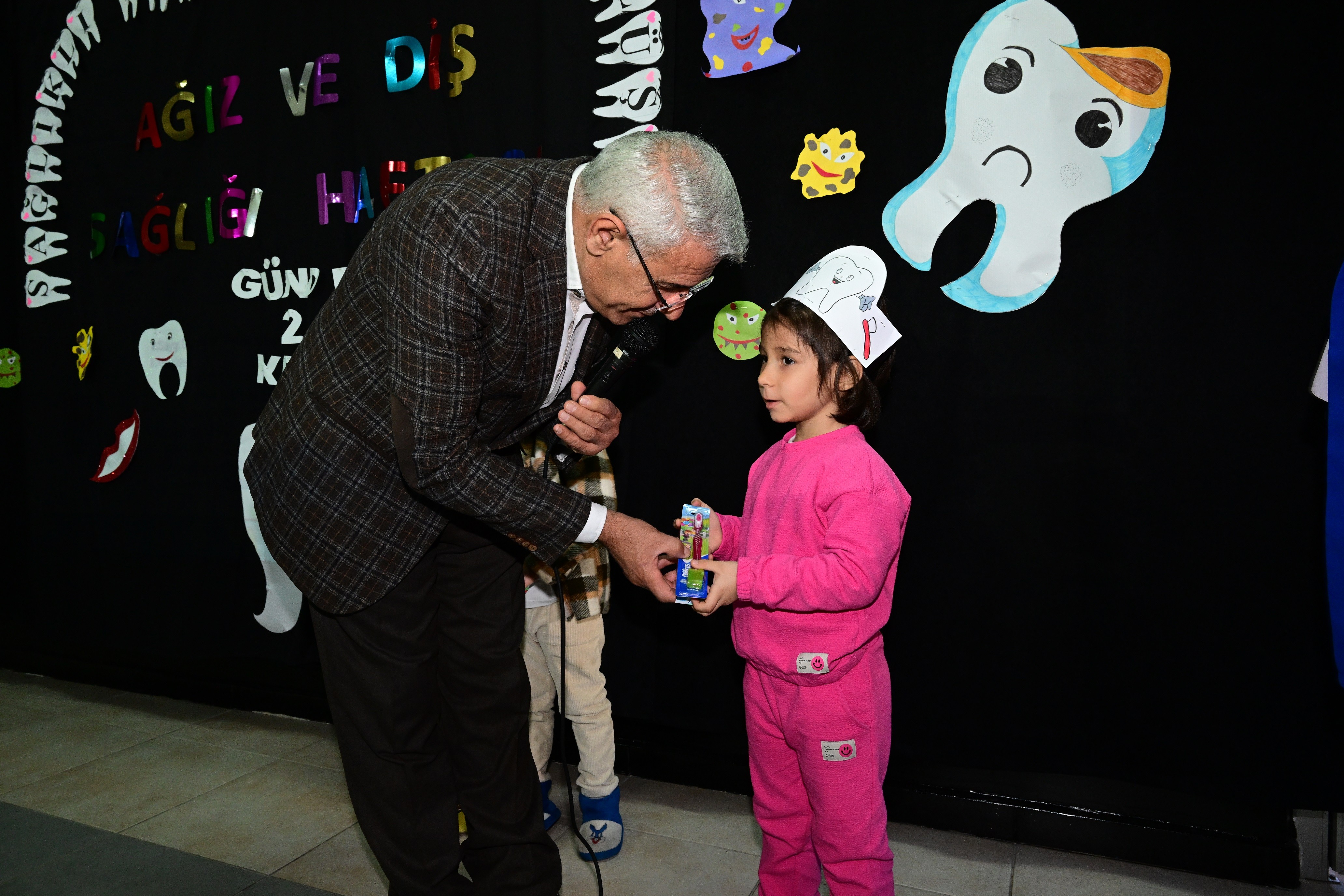 Başkan Güder’den Miniklere Farkındalık Oluşturacak Hediye Seti