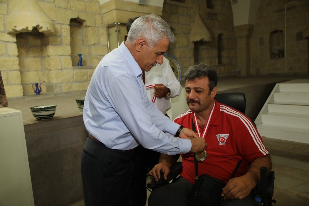 Başkan Güder’den şampiyon sporcuya kutlama 