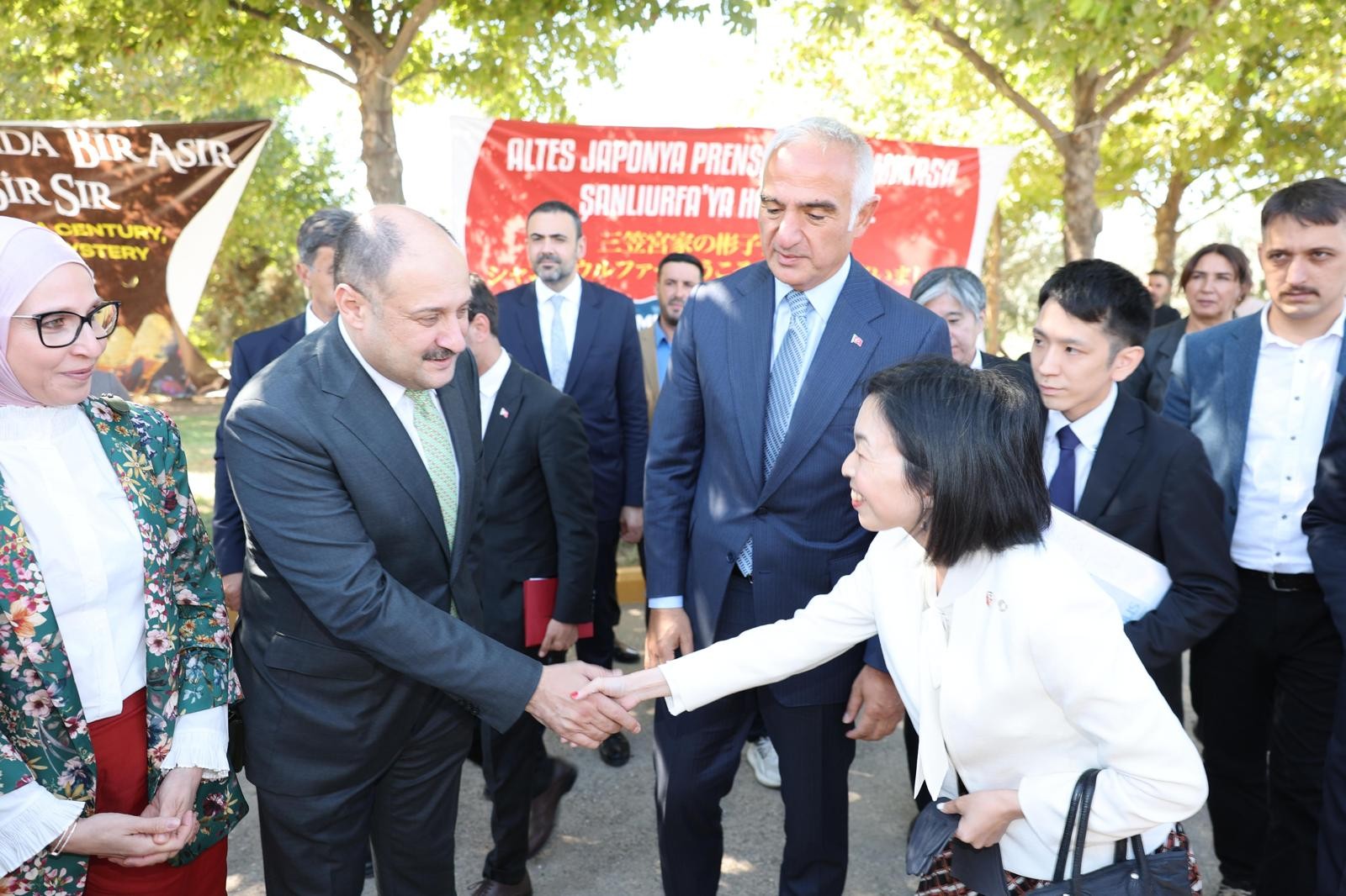 Başkan Gülpınar Japon prensese asırlık mektubu hediye etti