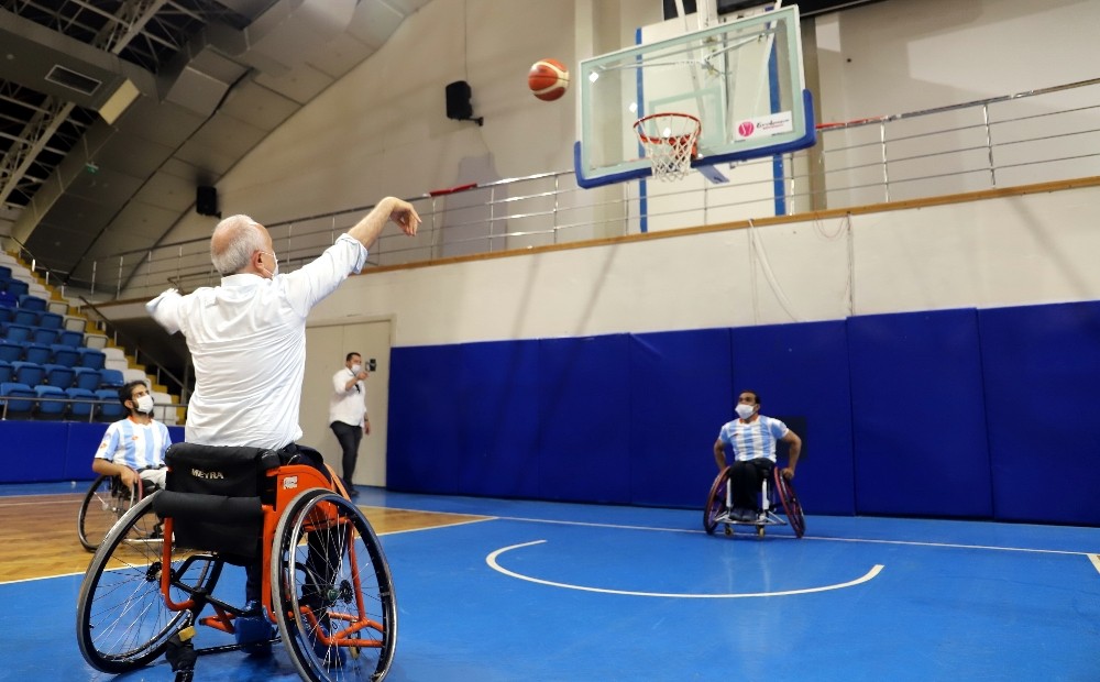 Başkan Gültak, engelli sporcularla tekerlekli sandalyede potaya basket attı 